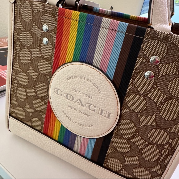 coach Dempsey Tote 22 In Signature Jacquard With Rainbow Stripe And Patch cj576 - Picture 5 of 8